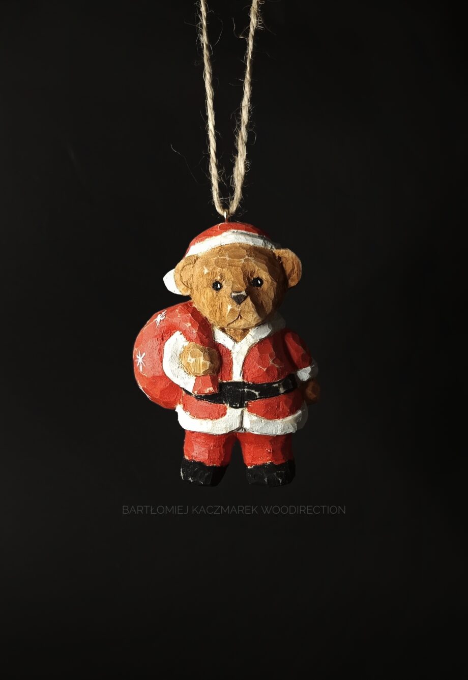 Miś w stroju Mikołaja - ozdoba na choinkę